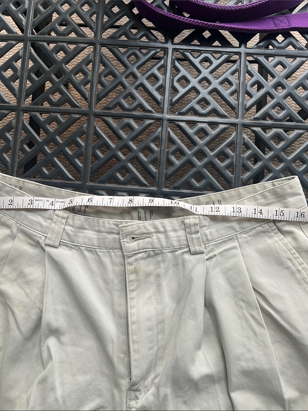 GAP Men's Flat Front Shorts in Light Khaki - Waist 33 - Picture 5 of 5